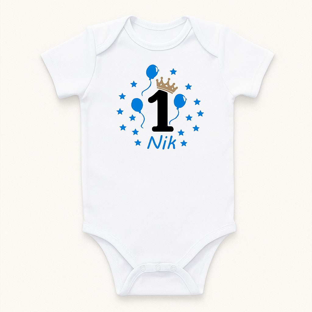 Personaliziran bodi za 1. rojstni dan fantka z veliko številko 1, modrimi baloni, zvezdicami in zlato kronico – ime otroka je mogoče dodati po želji.