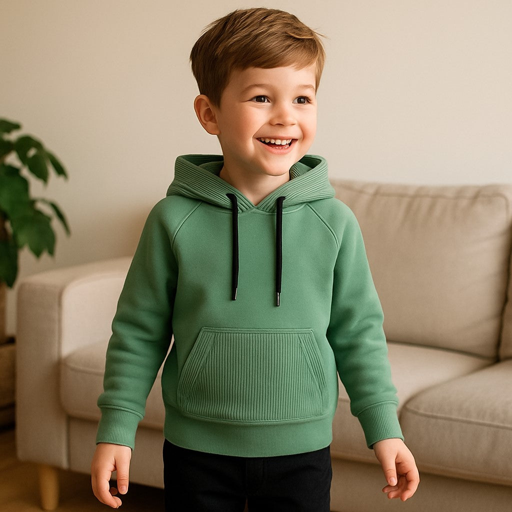 Otroški hoodie iz bombaža z žepom in kapuco – kakovostna in udobna otroška oblačila Ježek za vsak dan. Na voljo v več barvah in velikostih.