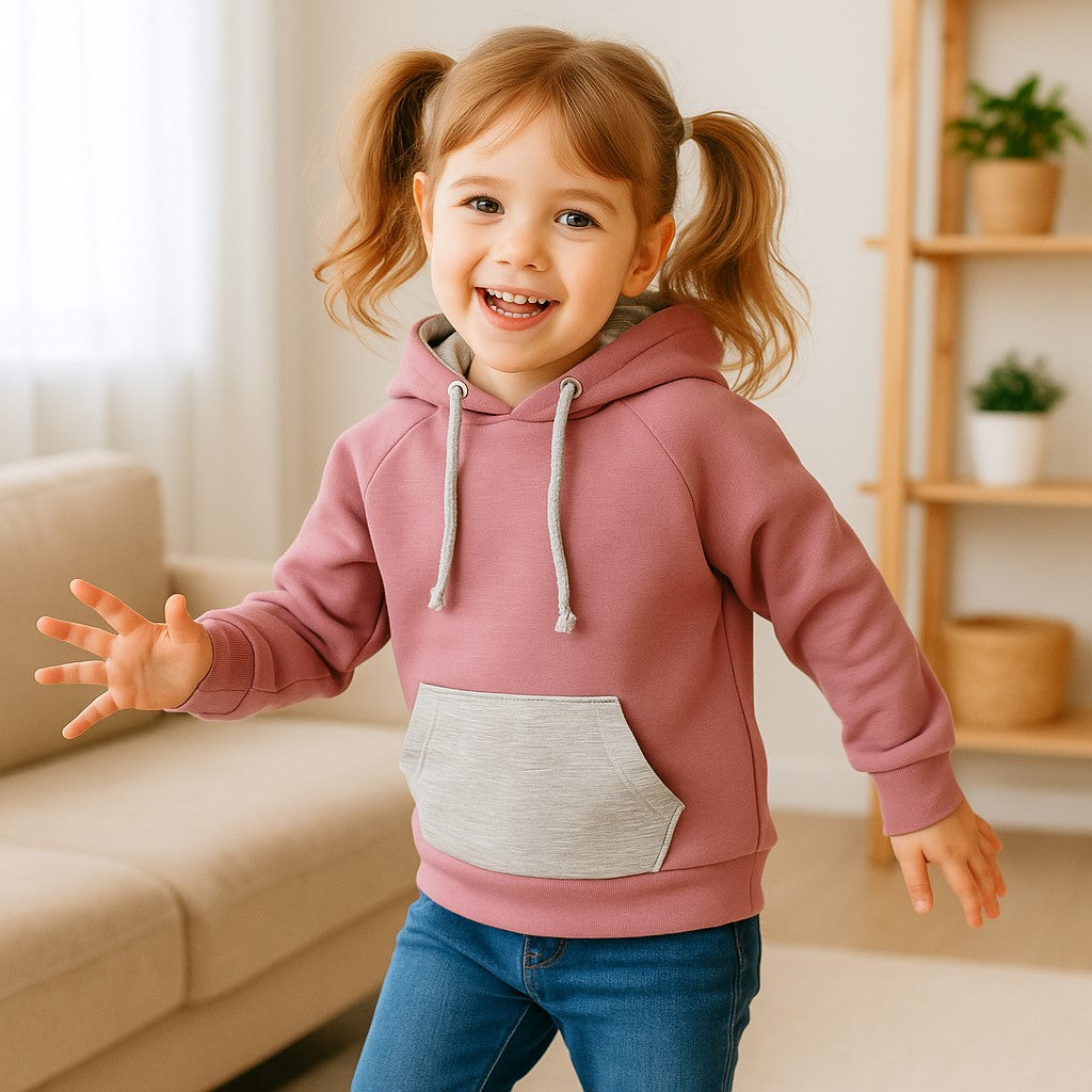 Otroški hoodie iz bombaža z žepom in kapuco – kakovostna in udobna otroška oblačila Ježek za vsak dan. Na voljo v več barvah in velikostih.