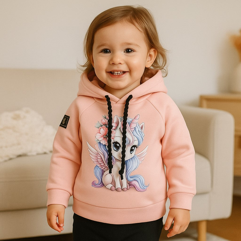 Otroški hoodie iz bombaža z žepom in kapuco ter ljubkim motivom samoroga spredaj – kakovostna in udobna otroška oblačila Ježek za vsak dan. Na voljo v več velikostih.