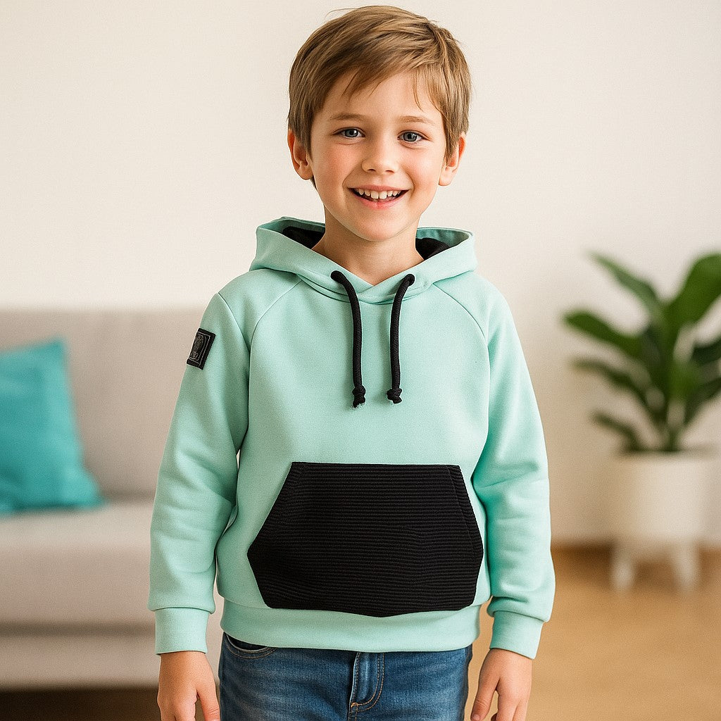 Otroški hoodie iz bombaža z žepom in kapuco – kakovostna in udobna otroška oblačila Ježek za vsak dan. Na voljo v več barvah in velikostih.