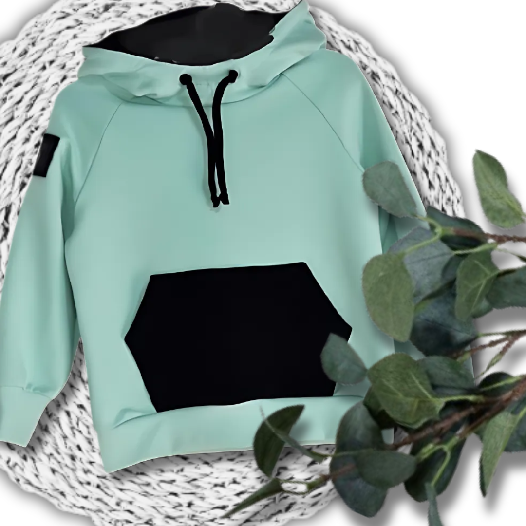 Otroški hoodie iz bombaža z žepom in kapuco – kakovostna in udobna otroška oblačila Ježek za vsak dan. Na voljo v več barvah in velikostih.