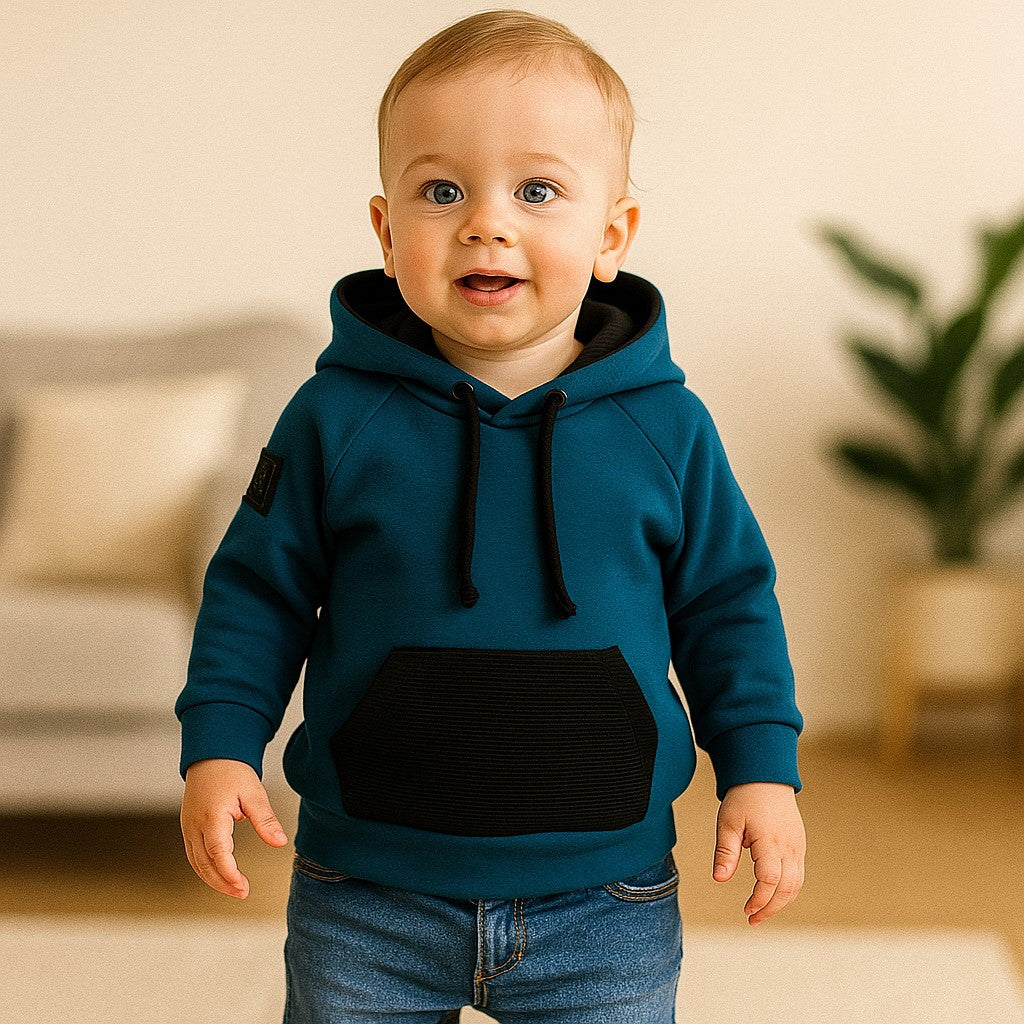 Otroški hoodie iz bombaža z žepom in kapuco – kakovostna in udobna otroška oblačila Ježek za vsak dan. Na voljo v več barvah in velikostih.