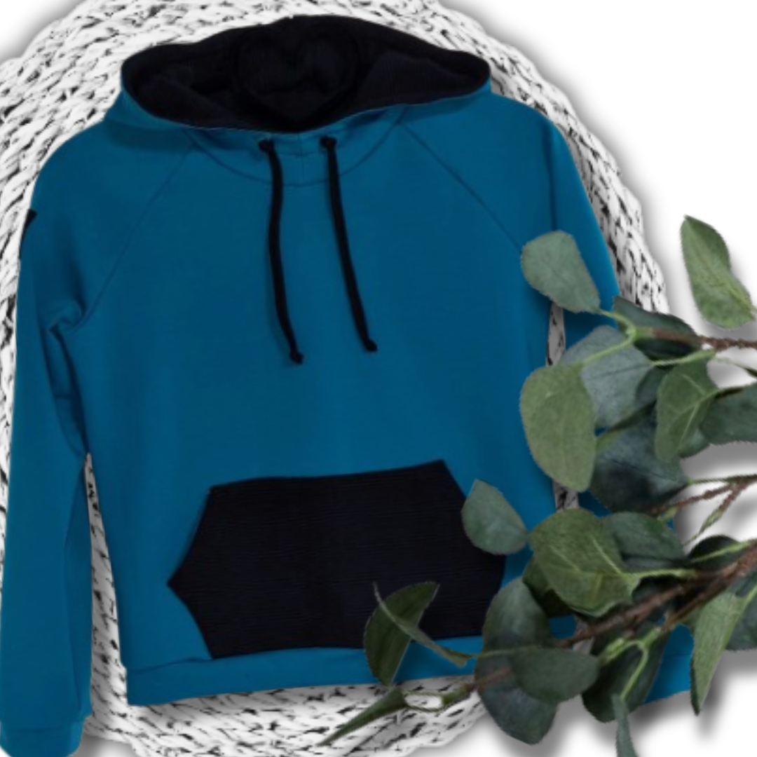 Otroški hoodie iz bombaža z žepom in kapuco – kakovostna in udobna otroška oblačila Ježek za vsak dan. Na voljo v več barvah in velikostih.