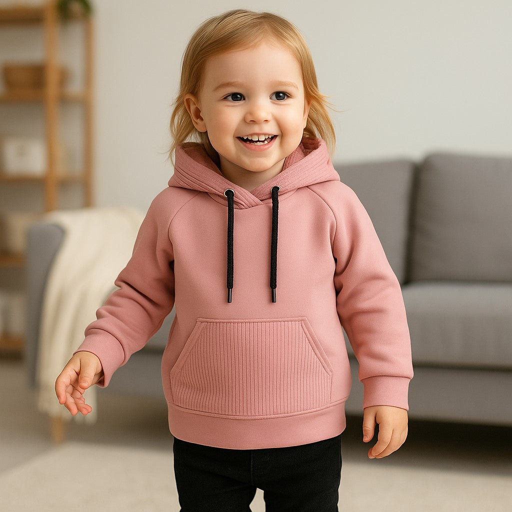 Otroški hoodie iz bombaža z žepom in kapuco – kakovostna in udobna otroška oblačila Ježek za vsak dan. Na voljo v več velikostih.