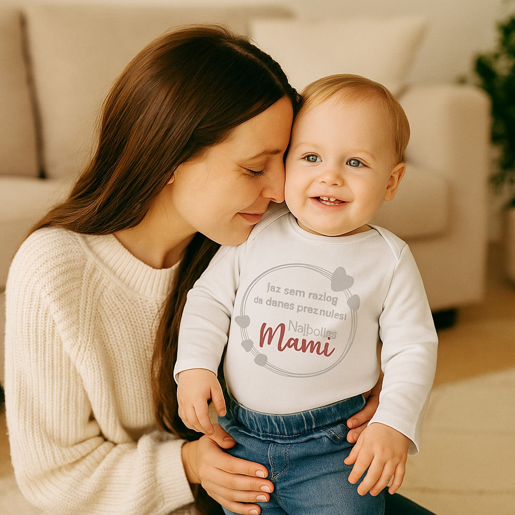 Unikatni bodi za dojenčka z napisom 'Jaz sem razlog, da danes praznuješ! Najboljša Mami' – popolna izbira za darilo mamici za rojstni dan ali materinski dan.