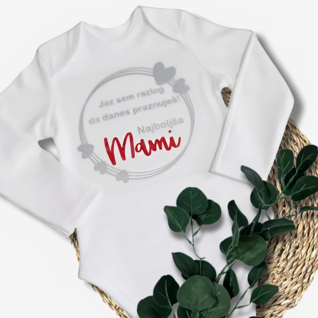 Unikatni bodi za dojenčka z napisom 'Jaz sem razlog, da danes praznuješ! Najboljša Mami' – popolna izbira za darilo mamici za rojstni dan ali materinski dan.