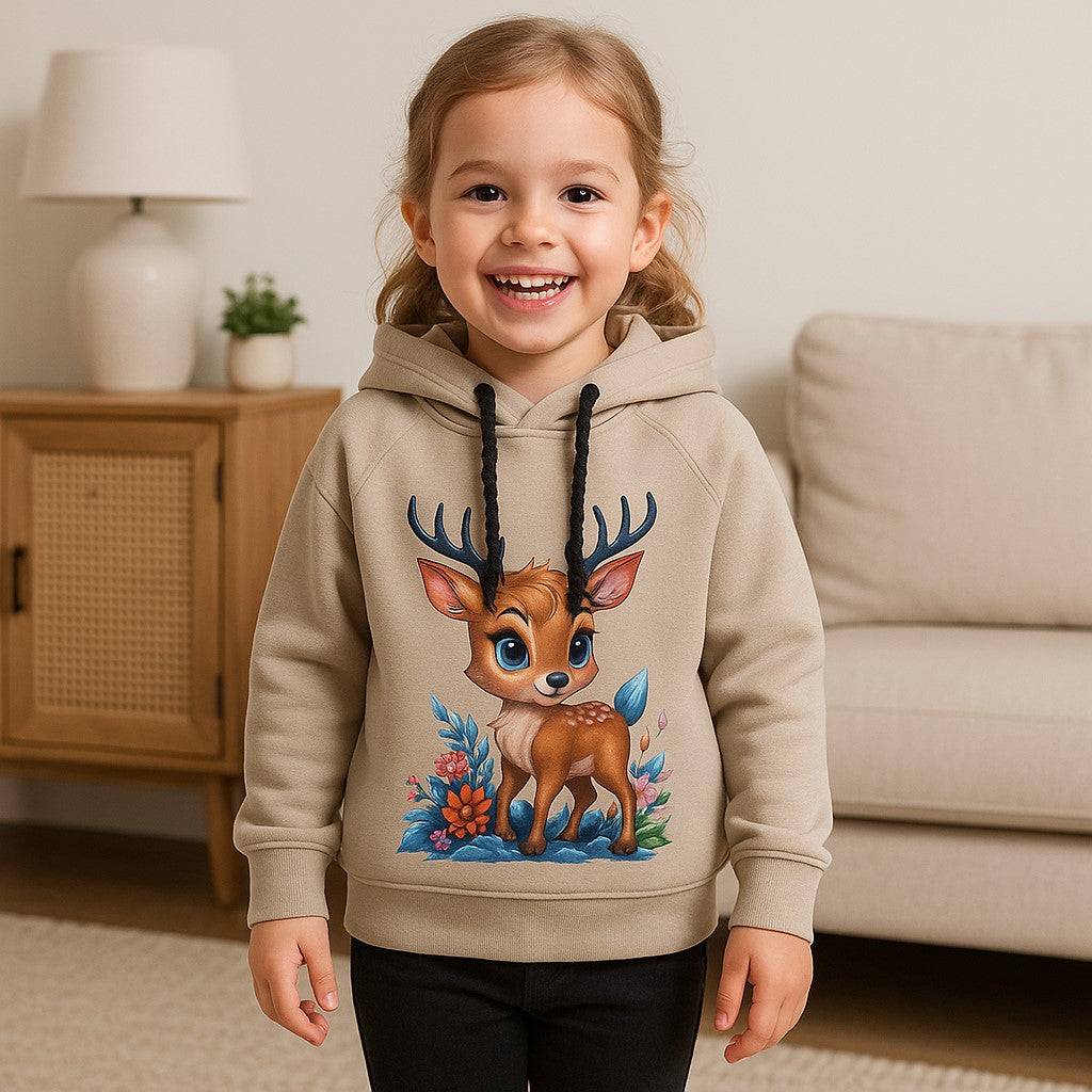 Otroški hoodie iz bombaža z žepom in kapuco ter ljubkim motivom srnice Bambija spredaj – kakovostna in udobna otroška oblačila Ježek za vsak dan. Na voljo v več velikostih.