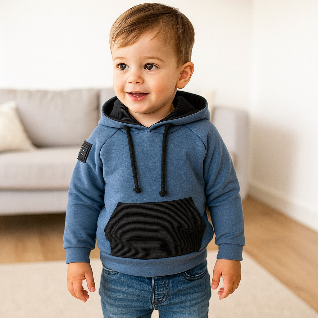 Otroški hoodie iz bombaža z žepom in kapuco – kakovostna in udobna otroška oblačila Ježek za vsak dan. Na voljo v več barvah in velikostih.
