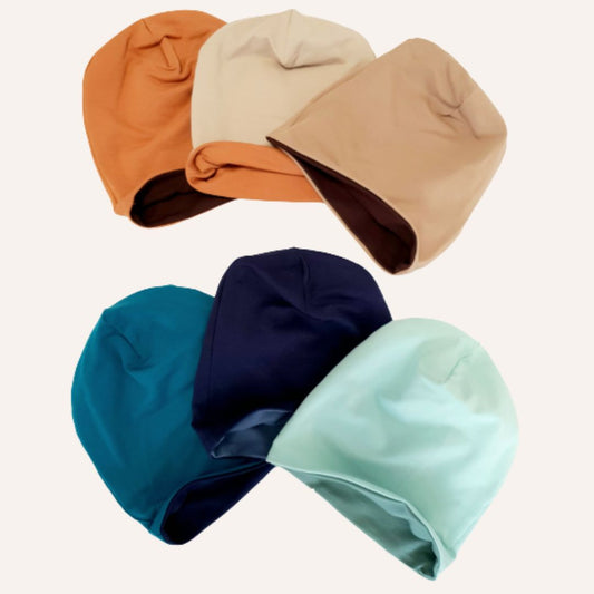 Otroška baggy kapa Ježek iz bombaža in elastana, nosljiva na dveh barvnih straneh, primerna za jesen in pomlad