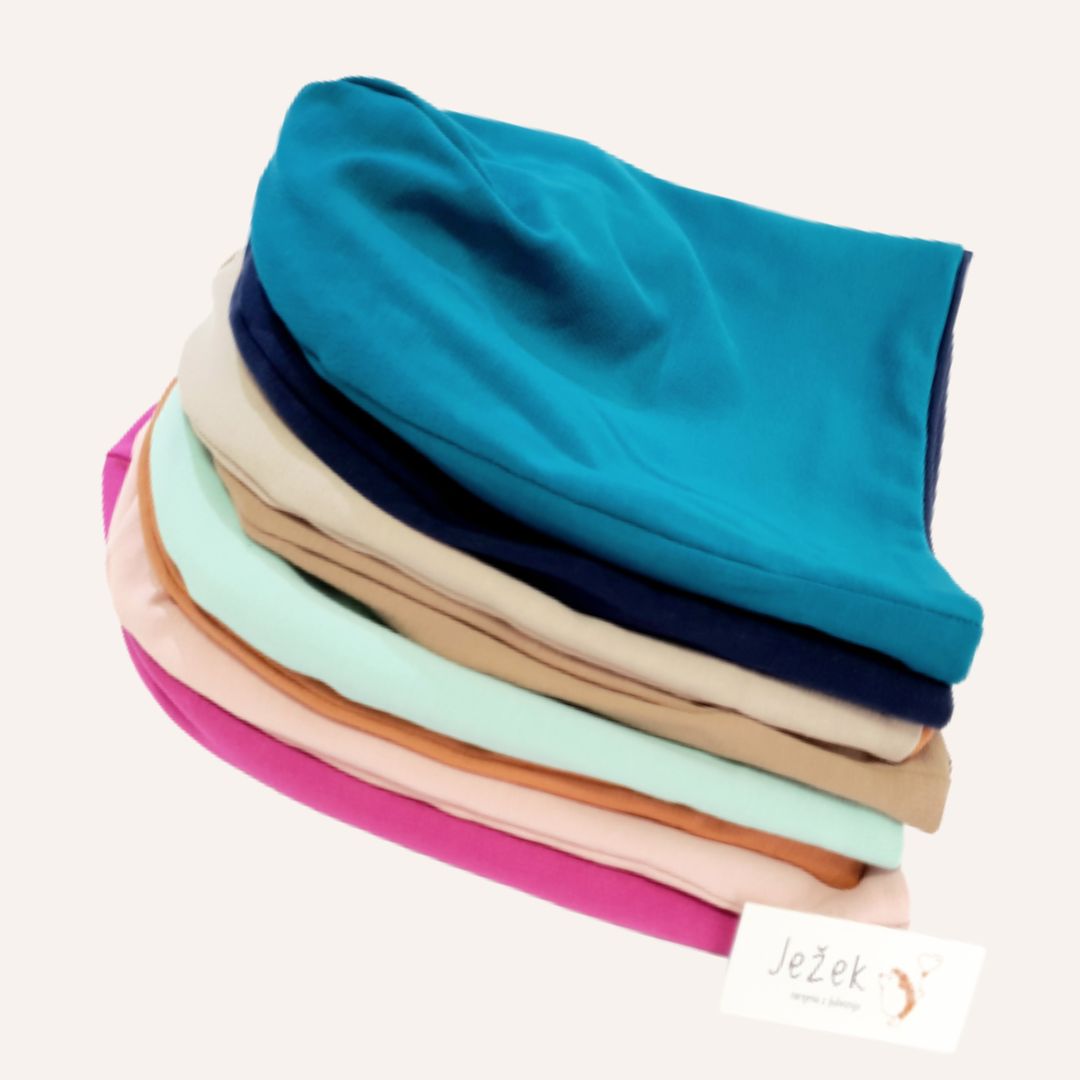 Otroška baggy kapa Ježek iz bombaža in elastana, nosljiva na dveh barvnih straneh, primerna za jesen in pomlad